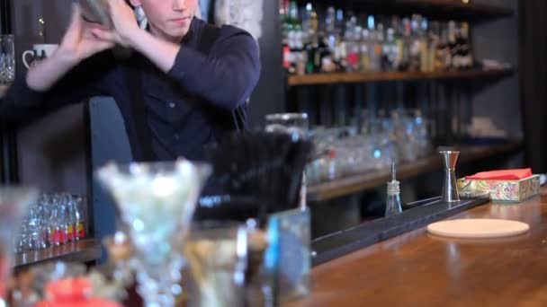 Barmann kocht Cocktail an Bar - Filmmaterial, Video