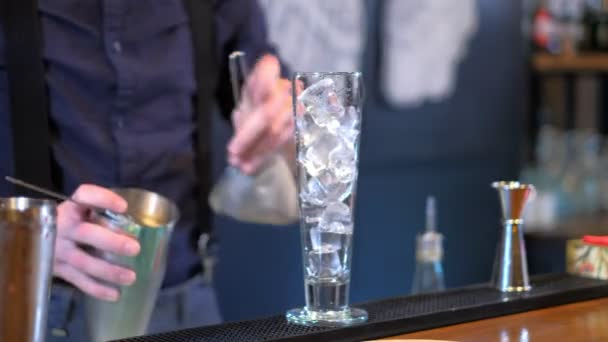 Expert barman is making cocktail at bar - Footage, Video