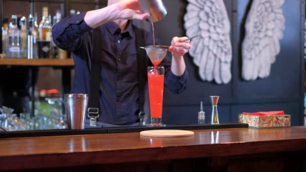 Barman especialista está fazendo coquetel no bar
 - Filmagem, Vídeo