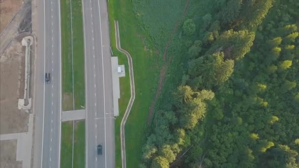 Dálnice silnice mezi stromy. Klip. Letecký pohled na Truck jízdy na silnici highway na zelený les. Asfaltová silnice v krásném lese - Záběry, video