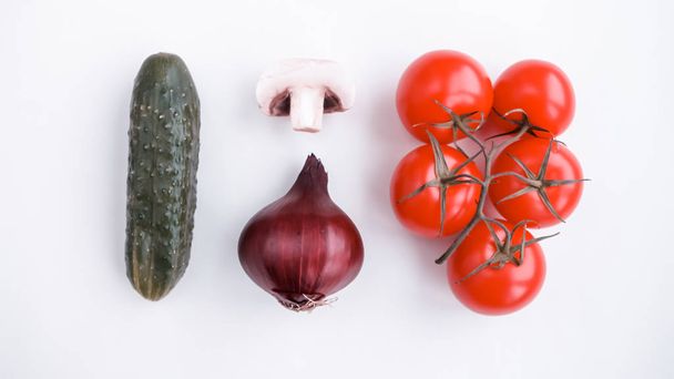 Предпосылки для натуральных продуктов овощи, грибы и травы
 - Фото, изображение