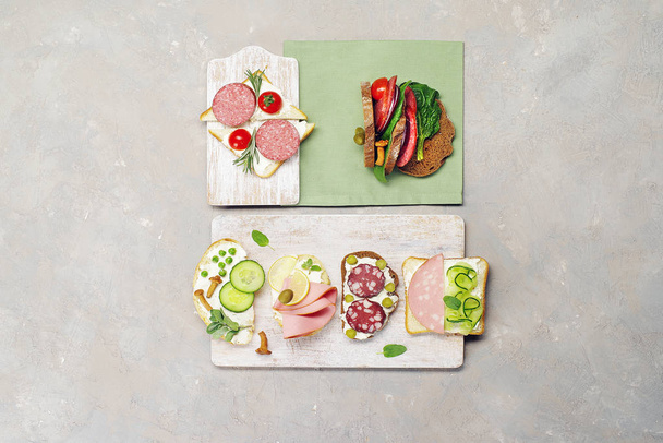 Sandwichs à partir d'une variété d'ingrédients sur une surface rustique légère. Vue du dessus
. - Photo, image