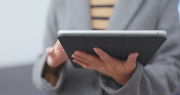 Mulher usando computador tablet digital  - Foto, Imagem