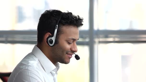 Europese man gezicht close-up met headset werkzaam in kantoor. - Video