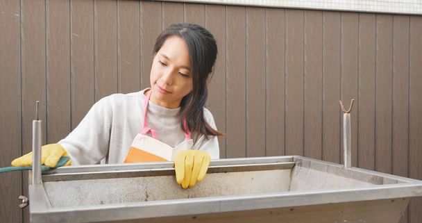 Mujer limpieza barbacoa estufa
  - Foto, imagen