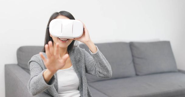 Женщина выглядит как устройство виртуальной реальности
  - Фото, изображение