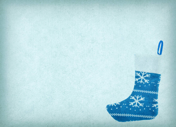 синій різдвяний шкарпетка з подарунками на дерев'яному фоні на старовинному т
 - Фото, зображення