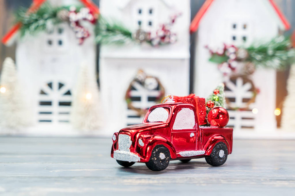 Weihnachtsschmuck und Auto-Spielzeug mit Baumgeschenken auf Holz-hou - Foto, Bild