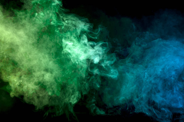 Gęsty dym kolorowy z zielonego na czarny na białym tle. Tło z dymu vape - Zdjęcie, obraz