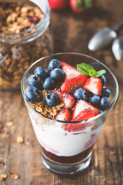 Breakfast yogurt with fresh berries and granola in glass - Zdjęcie, obraz