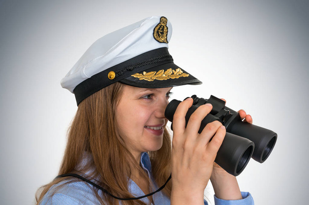 Feliz capitana sosteniendo prismáticos
 - Foto, Imagen