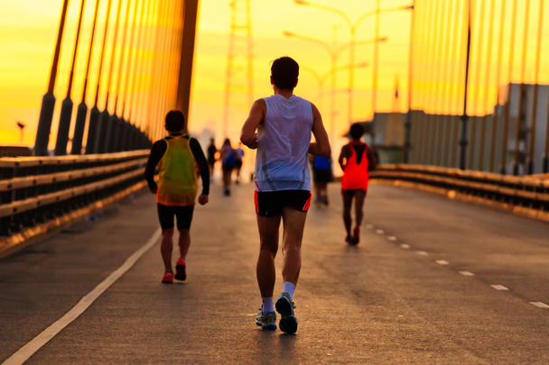 Läufer laufen morgens über Brücke - Foto, Bild