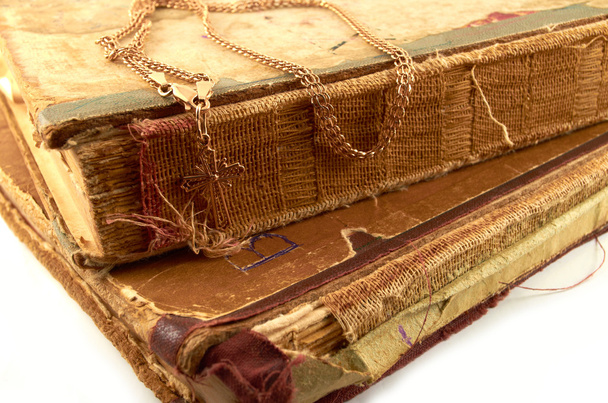 αρχαία books.gold αλυσίδα με ένα σταυρό σε ένα φόντο κακοποιημένες των παλαιών βιβλίων - Φωτογραφία, εικόνα