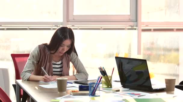 Erwachsene Studentin schreibt Hausaufgaben mit Tablet. - Filmmaterial, Video