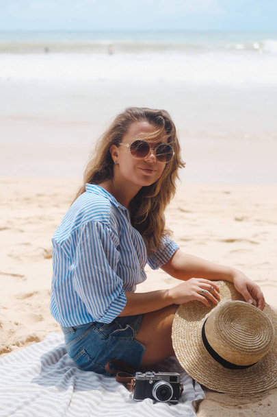Happy girl on the ocean background - Valokuva, kuva