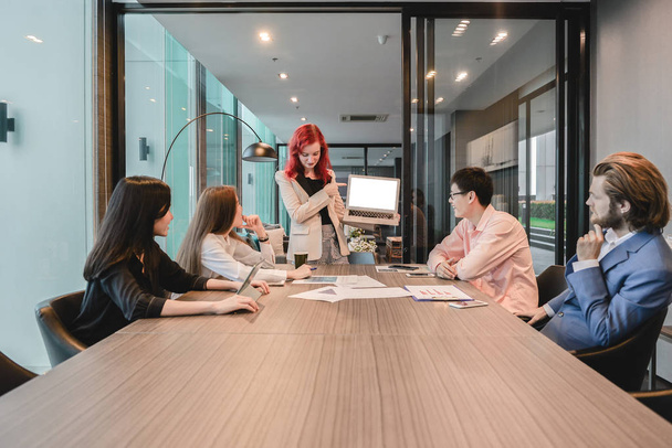 Western business woman boss meeting with her employees in meetin - Valokuva, kuva