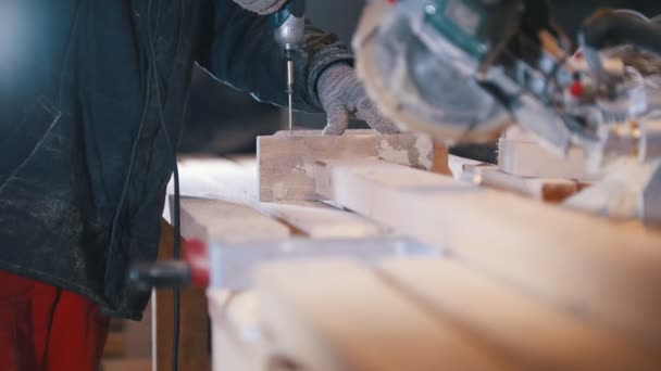 carpintero trabajador pone los tornillos en tablero de madera en la carpintería
 - Imágenes, Vídeo