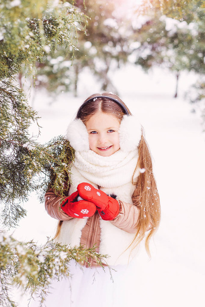 林、冬、寒さでかわいい女の子の肖像画 - 写真・画像