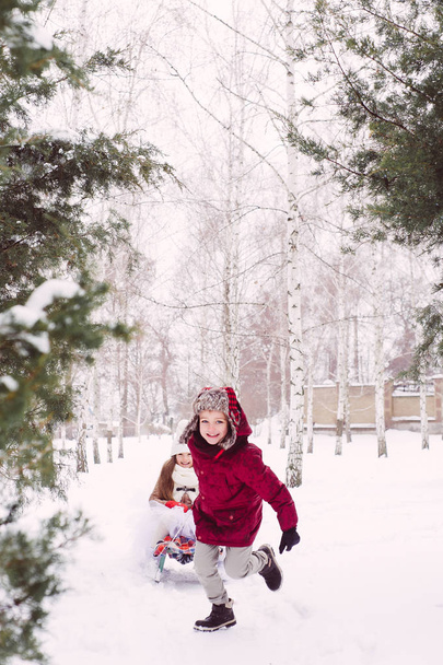 Дитячі ігри зимові веселощі, санки, дружба, хлопчик і дівчинка
 - Фото, зображення