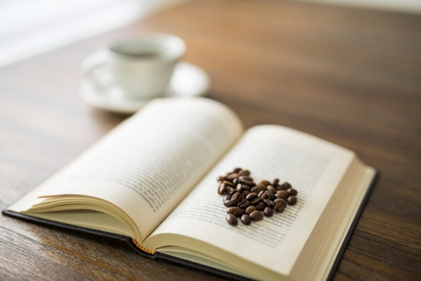 Forma de corazón tostado granos de café en libro
 - Foto, imagen