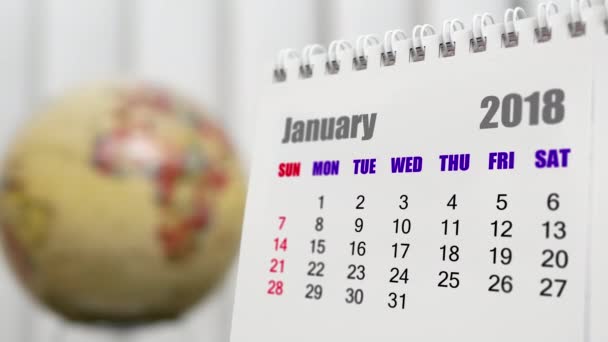 Movimiento de enero 2018 calendario con globo de tierra borrosa girando fondo
 - Imágenes, Vídeo