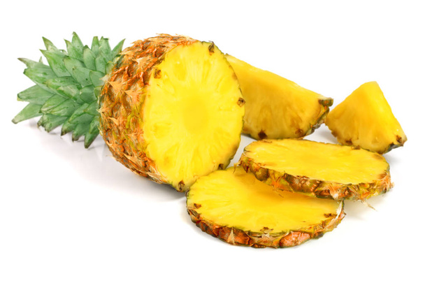 Ananas mit Scheiben isoliert auf weißem Hintergrund - Foto, Bild