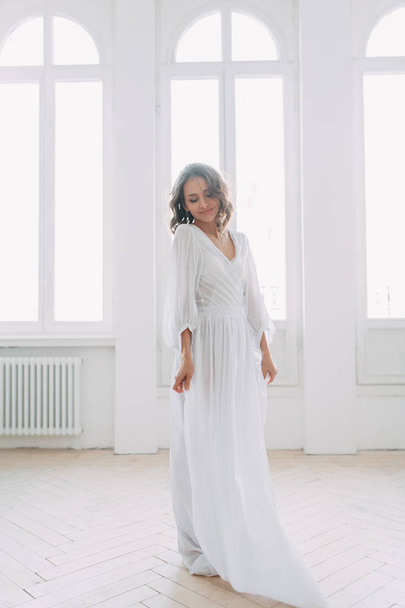 Easy spring morning of the bride in the Scandinavian style in the Studio with stylish decor and European-style needles - Foto, imagen