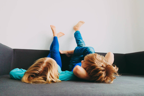 дети отдыхают дома - домашний комфорт и лень
 - Фото, изображение