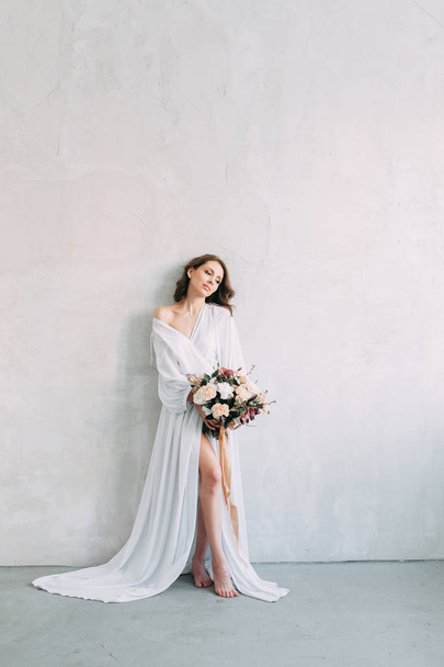 Easy spring morning of the bride in the Scandinavian style in the Studio with stylish decor and European-style needles - Foto, Imagen