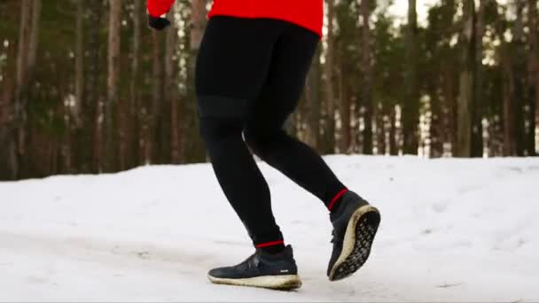 Close-up de pé correndo no inverno na neve em tênis através da floresta. Movimento lento. 120 quadros por segundo
 - Filmagem, Vídeo