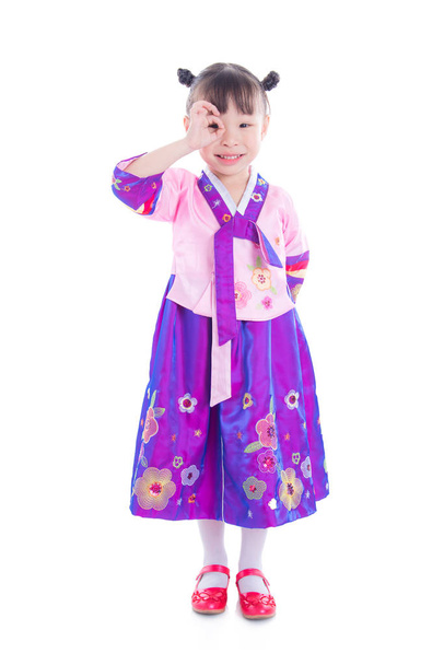 Pikkutyttö yllään korealainen perinteinen puku ja hymyilee
  - Valokuva, kuva