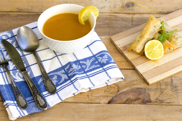 Arabská polévka v bílé míse a turecké Pacanga Boregi a čedar zdobené plátek citronu a lístky máty - Fotografie, Obrázek