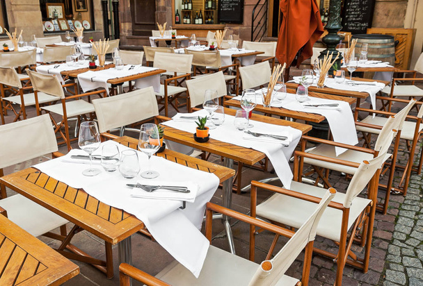 Restaurante exterior vazio com conjunto de mesa
 - Foto, Imagem