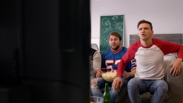 Men watching american football competition and cheering  - Filmagem, Vídeo