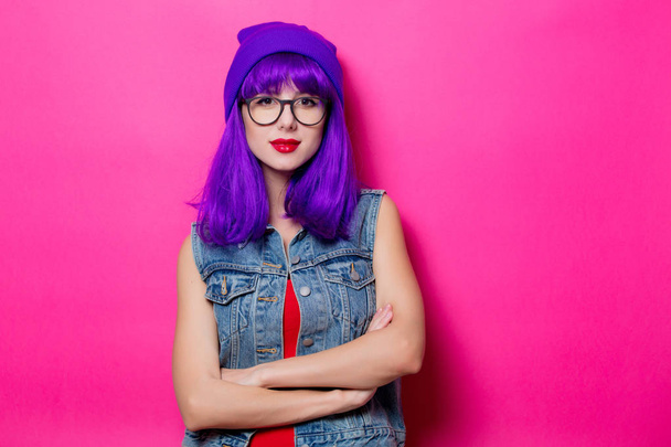 Retrato de chica hipster de estilo joven con pelo morado sobre fondo rosa
 - Foto, imagen