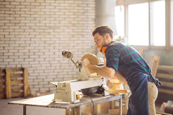 attractive man begin doing woodwork in carpentry - Foto, imagen