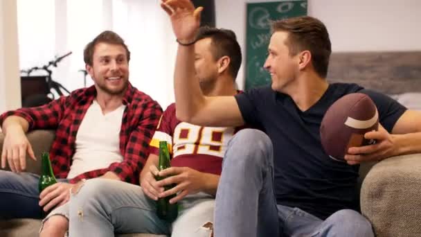 Fãs de futebol com cerveja na sala de estar
  - Filmagem, Vídeo