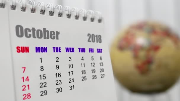 Bewegung im Oktober 2018 Kalender mit verschwommenem Erdglobus - Filmmaterial, Video