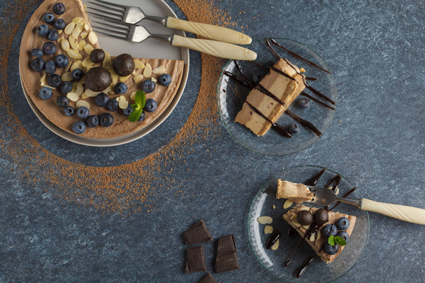 Raw vegan chocolate-caramel cheesecake with blueberries, raw can - Zdjęcie, obraz