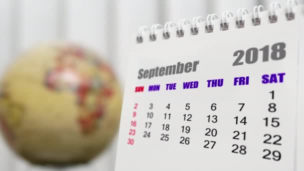 Movimiento de septiembre 2018 calendario con globo de tierra borrosa girando fondo
 - Imágenes, Vídeo