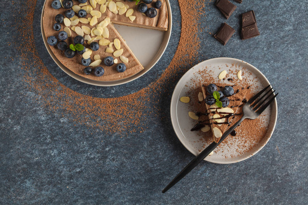 Raw vegan chocolate-caramel cheesecake with blueberries, raw can - Fotografie, Obrázek