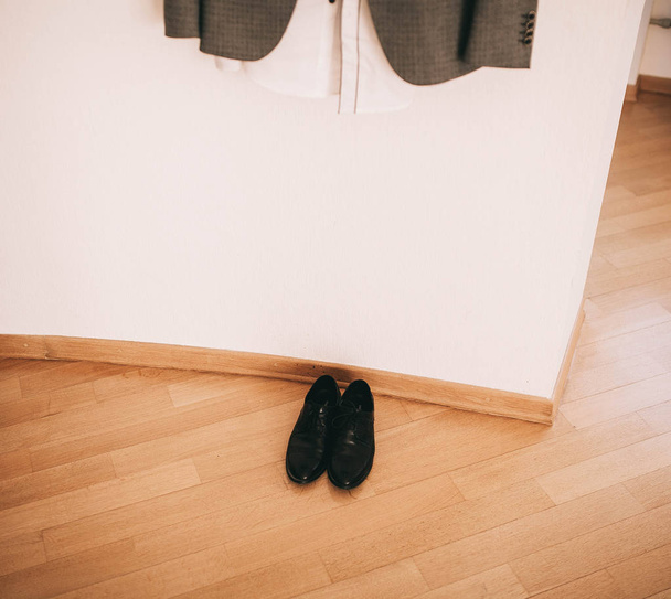 morning of the groom and the preparation for the wedding, a suit on the hanger and shoes - Valokuva, kuva