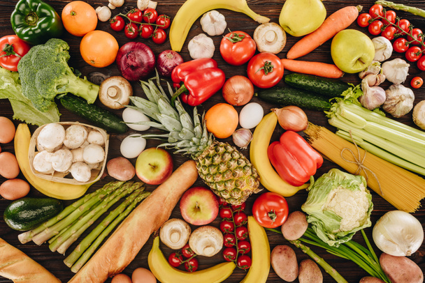 vue du dessus des légumes et fruits avec pain sur table en bois
 - Photo, image