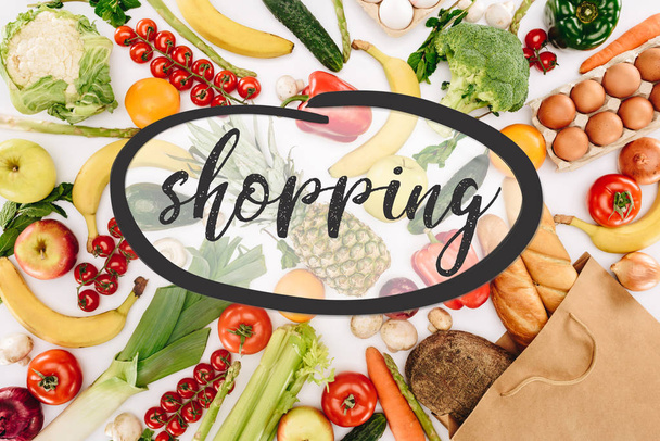 vista superior de legumes e frutas com palavra compras isoladas em branco
 - Foto, Imagem