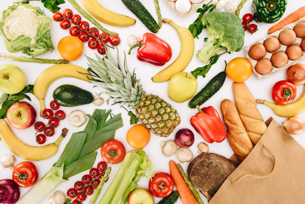 ylhäältä näkymä vihanneksia ja hedelmiä ja leipää ostoskassi eristetty valkoinen, ruokakauppa käsite
 - Valokuva, kuva