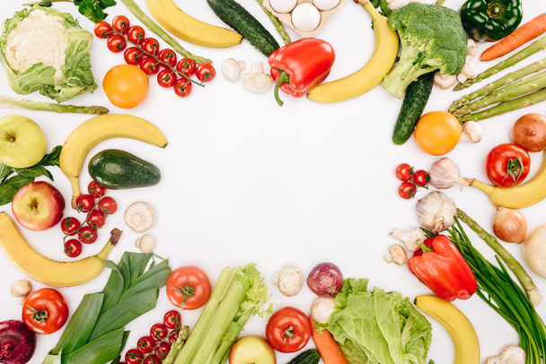 вид сверху на овощи и фрукты, изолированные на белом
 - Фото, изображение