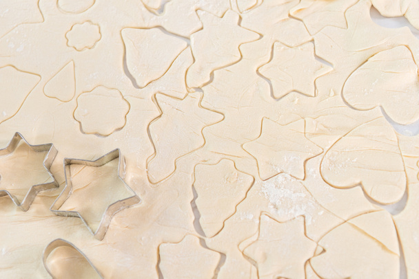 vista ravvicinata di pasta cruda con varie forme per biscotti
 - Foto, immagini