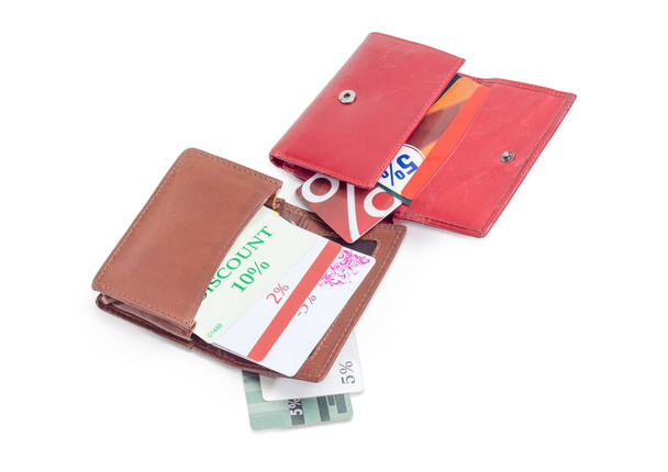 2 つのオープンの異なった革財布のカードを割引します。  - 写真・画像
