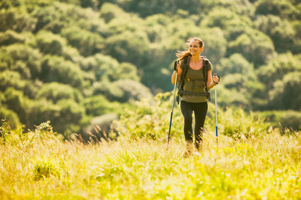 junge Frau wandert in den Bergen und genießt die Natur.  - Foto, Bild