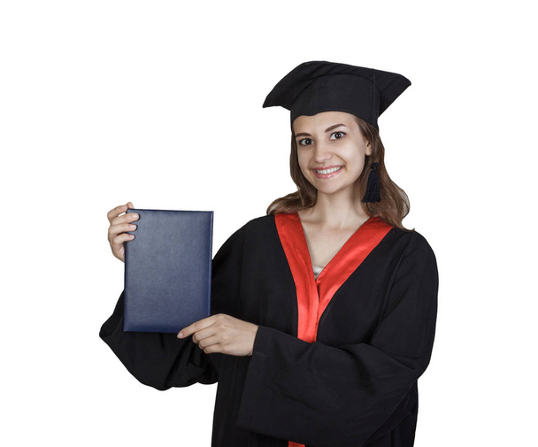 Hermosa estudiante graduada en el manto que muestra placa de cartel en blanco, aislado sobre fondo blanco
 - Foto, Imagen